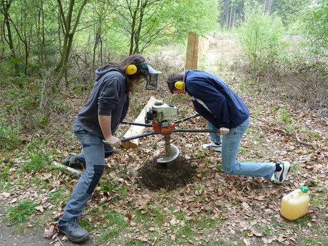 Löcher bohren für Zaunpfähle