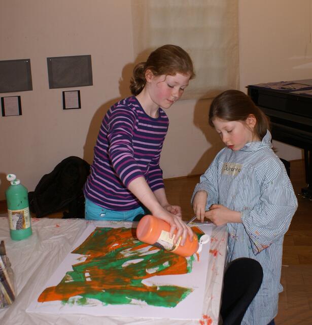 Die Schwester hilft