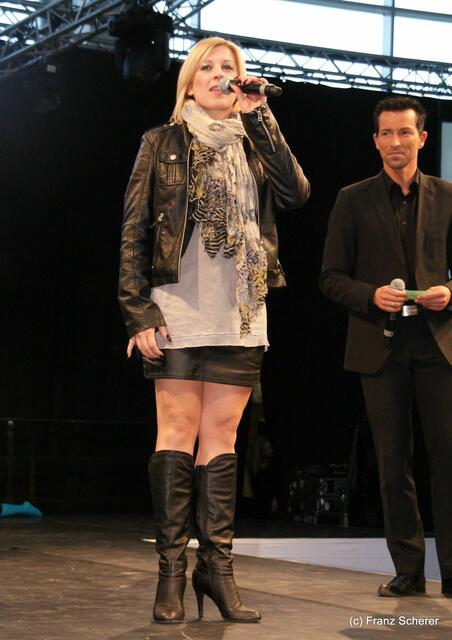 Friedberg (Bayern) - Hair & Fashion 2011 - Colors: Choreografin Stefanie Brackmann (Tanzstudio Dance & More) und Moderator Christian Sehrosch