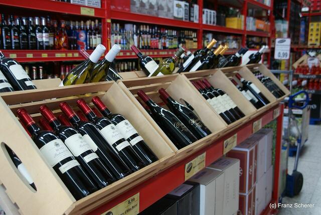 25 Jahre Gewerbegebiet Münchner Straße - Auch Wein und Spirituosen hat der Sobi-Getränkemarkt im Programm