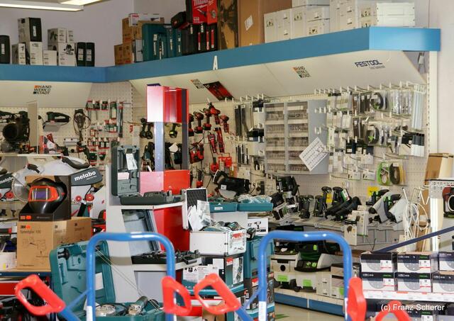 25 Jahre Gewerbegebiet Münchner Straße - Blick in die Handwerksangebote der Firma Kniess