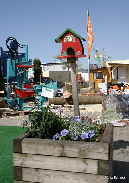 25 Jahre Gewerbegebiet Münchner Straße - Lustiges Vogelhaus, gesehen bei Landtechnik Pfundmeir
