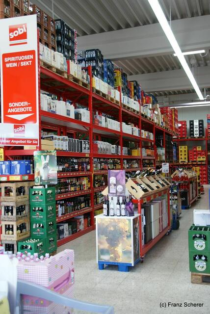25 Jahre Gewerbegebiet Münchner Straße - Hochregalsysteme im Sobi-Getränkemarkt schaffen Platz und Übersicht