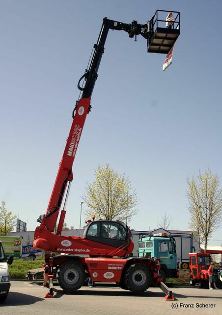 25 Jahre Gewerbegebiet Münchner Straße - Hoch hinaus, über die Dächer  mit der Manitou-Hebebühne der Firma Pfundmeir