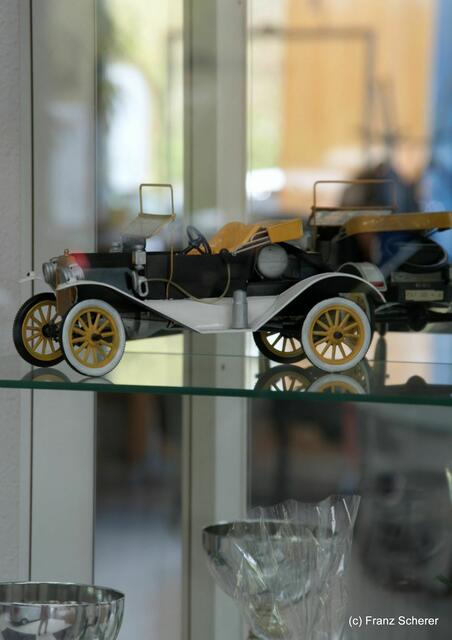 25 Jahre Gewerbegebiet Münchner Straße - Blick in die Vitrine im Autohaus Esst