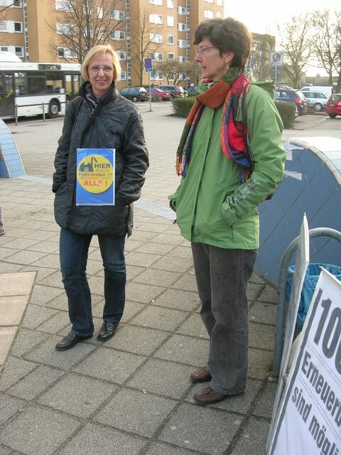 4.4.2011: Ratsfrau Merkel (rechts) ist auch dabei