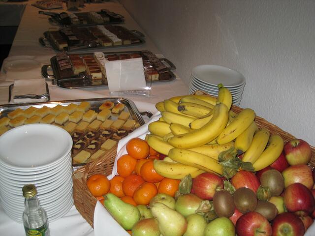 große Auswahl von Obst, verschiedene Kuchensorten, Kaffee und Erfrischungsgetränke erfreuten die Teilnehmer