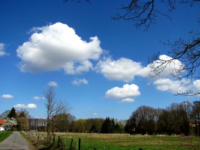 idyllischer Himmel über dem Tal