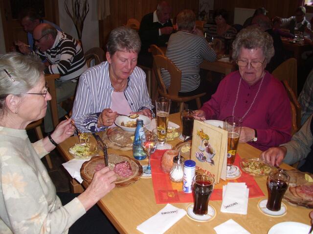 Der Tisch ist gut gefüllt