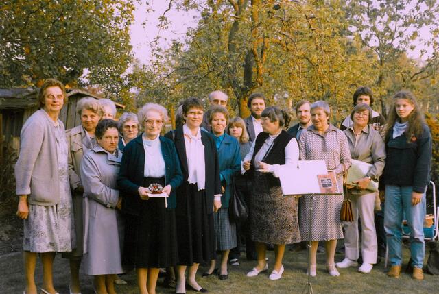 Es ist 1986, als der Kirchenchor auf der Goldenen Hochzeit von Martha (vorne mit Blumen) und Ernst Wrede in Uetze singen; und das unter Leitung von Ursula Gelin (vierte von rechts, vordere Reihe).