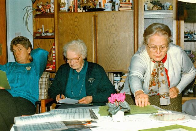 1992 - es ist der letzten Chorabend mit Ursula Gelin: Elke Biermann, Martha Wrede, Irma Müller (von links)