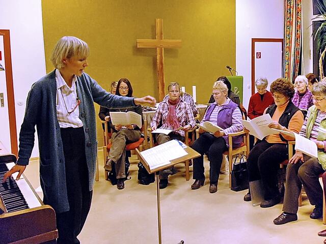 2010: Annegret von Collande übt mit dem Kirchenchor für das bevostehende Konzert der Johannespassion.