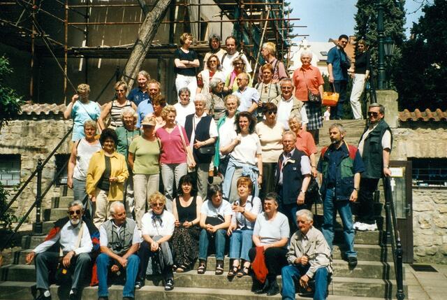 Mai 2005: Super Stimmung und herrliches Wetter haben die Uetzer auf ihrer Gemeindefahrt nach Prag, an der auch viele Sänger/innen vom Kirchenchor mitgefahren sind.