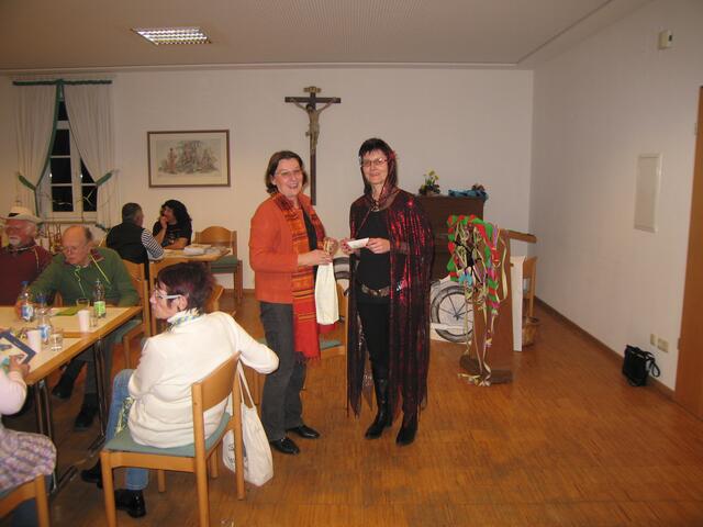 Gudrun Krumschmidt (r.) mit Mundartdichterin Rosi Lutz aus Aichach beim Bunten Abend im März 2011 | Foto: Werner Kraus