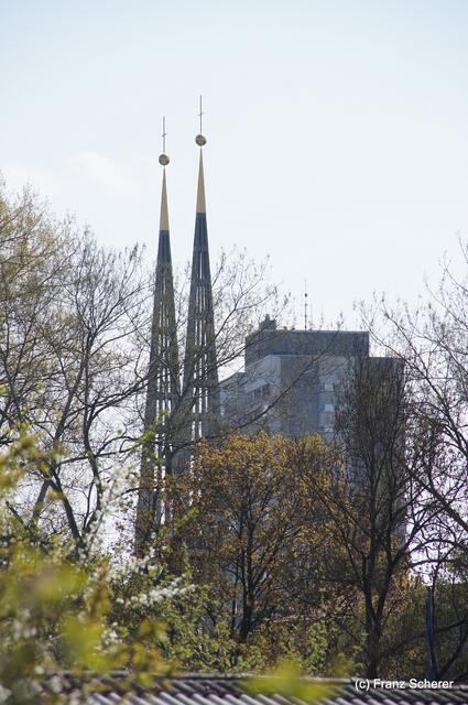 Bunte Frühlingsgartenwelt 2011 - Blick auf die Augsburger Don-Bosco-Kirche, solange sie nicht zugewachsen ist