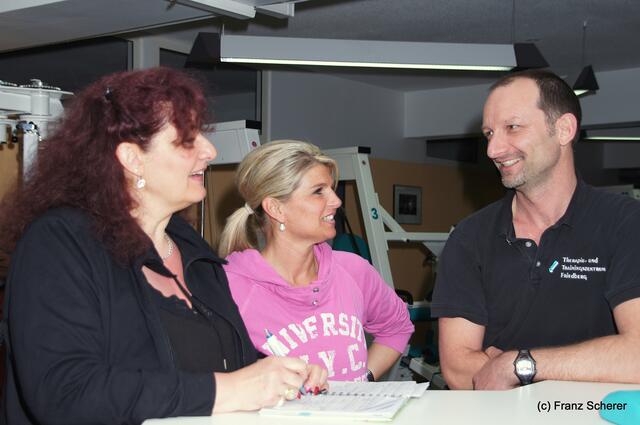 myheimat-Bürgerreporterinn Sabina Scherer (links) myheimat-Aktionsmädel Michi und Diplomsportlehrer Christof Baur im Gespräch