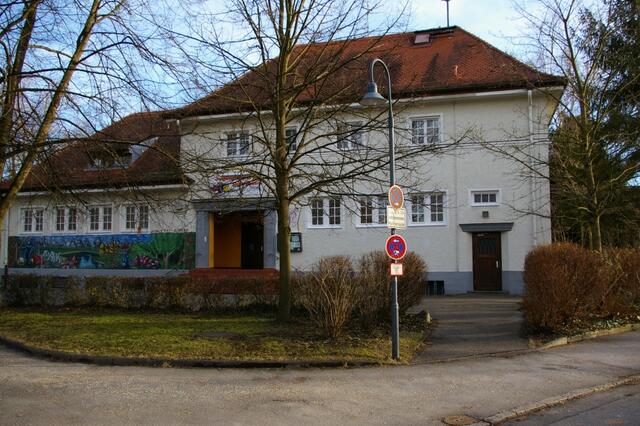 Lange vergessen, jetzt wiederentdeckt: Das Alte Schulhaus in Puchheim-Bahnhof, ein typischer Heimatstilbau von 1929. Schlichte, landschaftsgebundene Eleganz. Gemeinderat wird demnächst über Sanierung entscheiden.