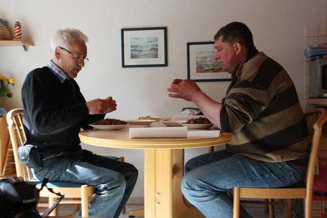 myheimatler Reinhold Peisker (links) und Andrej beim Krabbenpulen.
