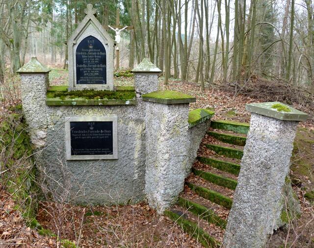 Friedhof von Schloß Reckenberg, Orketal. Das Grab ist das des ehemaligen Besitzers Friedrich von Forcade de Biaix, Mitglied des Deutschen Reichstages, +1891. Der Friedhof liegt versteckt oberhalb des Schlosses im Wald.