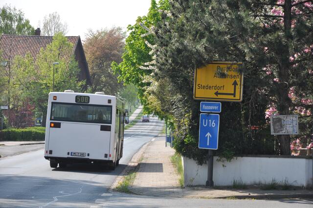 Verkehr: Es gibt eine Busverbindung nach Edemissen und Peine. Die Autobahnanschlüsse Peine, Watenbüttel-Braunschweig und Hämelerwald-Lehrte sind für Berufspendler eine Anbindung an Braunschweig, Wolfsburg, Salzgitter und Hannover. Die Bahnhöfe Peine, Dedenhausen und Hämelerwald sind auch für Bahnreisende erreichbar.