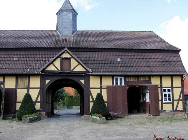 Durch das Torhaus von 1782 betritt man das Rittergut Schwichelt, daß dem Dorf seinen Namen gab.