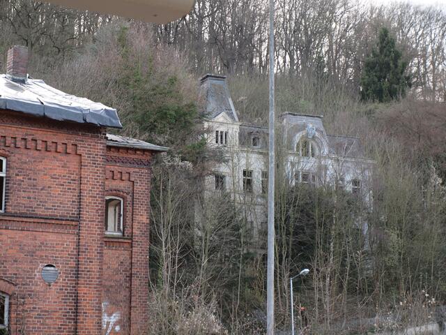 im Hintergrund die nächste Bauruine "die Schönningsche Villa"