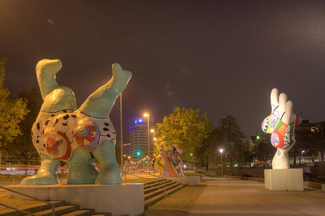 Am Leineufer - Nanas von Niki de Saint Phalle