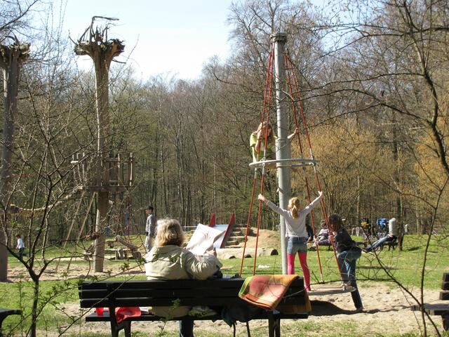 Es ist der Hexenspielplatz bei Kleefeld. Sieben weitere gibt es.
