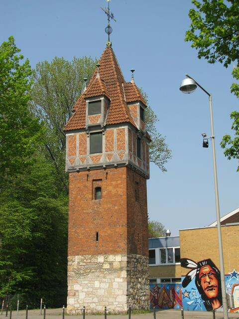 Der Pferdeturm wurde 1387 zum ersten Mal in Urkunden erwähnt. Gleich daneben das Eisstadion, in dem die Indians spielen oder man selber die Kufen unterschnallen kann.