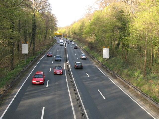 Der Messeschnellweg zerteilt die nördliche Eilenriede.