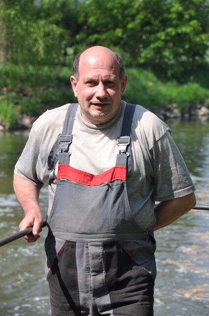Richard Knackstedt führt uns durch seine Wassermühle.