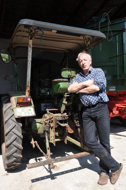 Heinrich Brandes - ein aktives Erinnerungsstück an die "Burgdorfer Zeit" das BU - Kennzeichen an seinem Traktor.