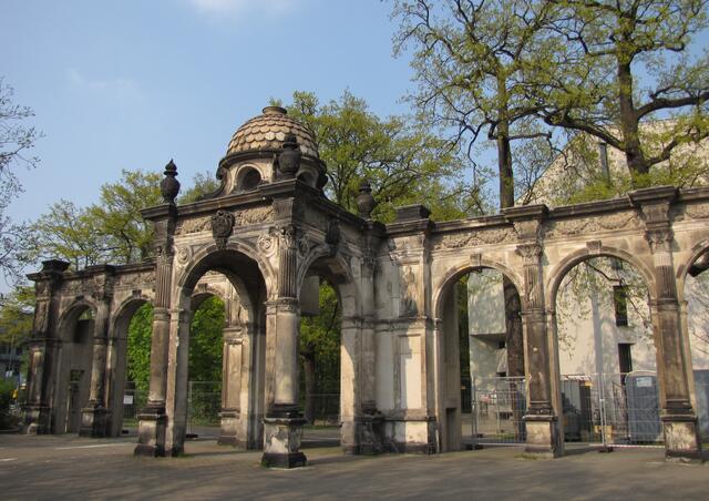 Am Neuen Haus, einer einstigen feudalen Waldgaststätte, erreicht die Eilenriede das Zentrum von Hannover.