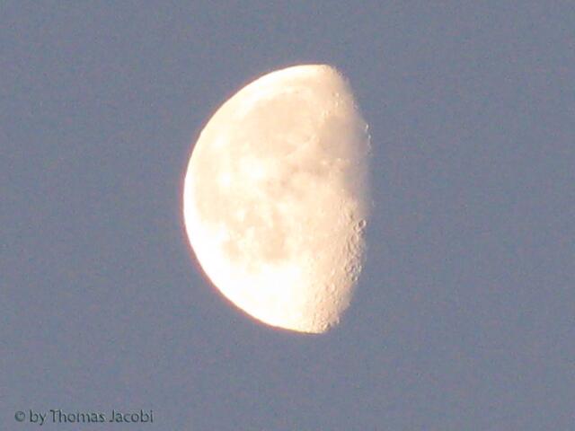 Der Mond begleitete uns zum Bahnhof.
