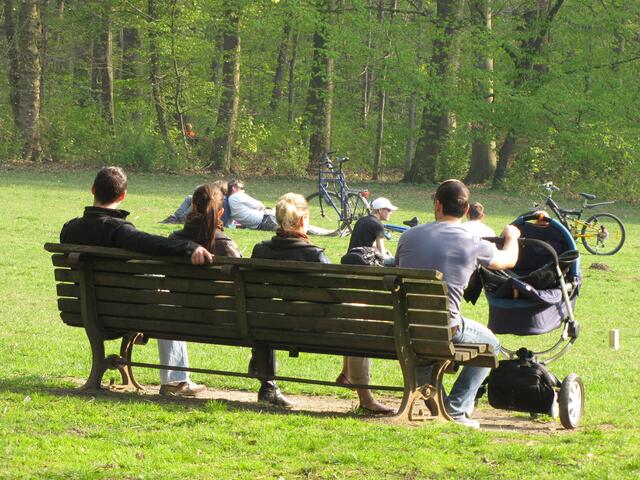 Die ersten wärmenden Strahlen der Sonne genießen.