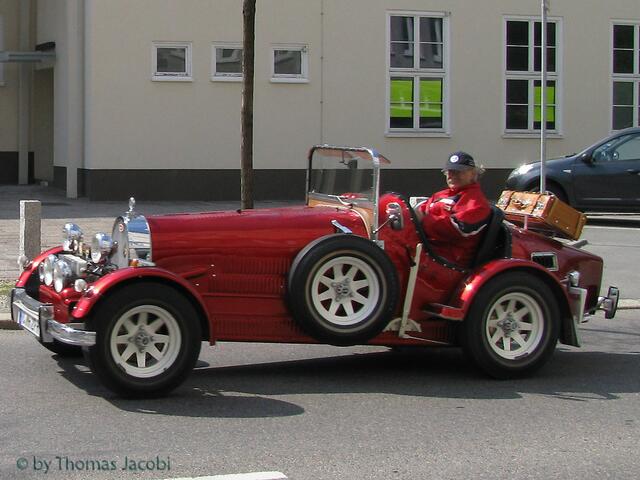 Er genießt die Sonne und den Fahrtwind.