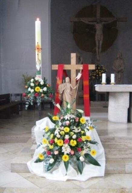 Osterkreuz- und Osterkerze in St. Jakobus