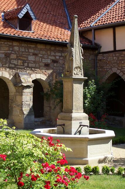 Brunnen im Kreuzgang St. Mauritius Hildesheim-Moritzberg