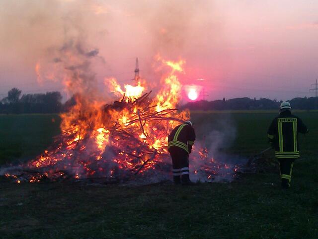 Osterfeuer im Sonnenuntergang
