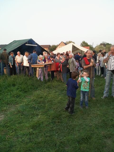 Viele Gäste am Osterfeuer