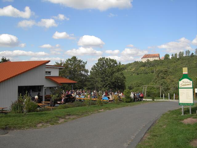 Ipsheimer Weinwanderweg an der Burg Hoheneck entlang