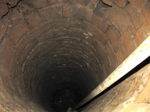 Der gut erhaltene Brunnen, geschätzt bis zum Wasserspiegel 10 Meter tief