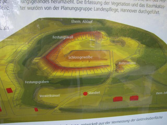 Die dunkelgrünen Flächen sind die einstigen Wassergräben der Burg (Schautafel am Eingang)