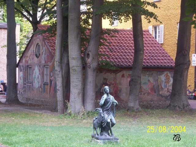 Wer kennt das Hexenhäusl, mitten in München, in der Borstei? Einfach da sitzen und Märchen erzählen oder lesen, Im Garten der Ruhe