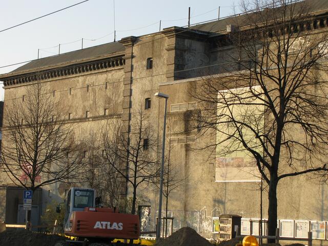 Der größte Bunker der Stadt steht am Herrenhäuser Markt.