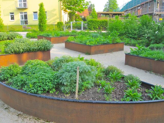 Kräuterhochbeete mit Oregano, Thymian u. a. Kräutern