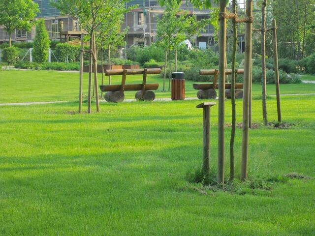 Bänke entlang der Obstbaumwiese