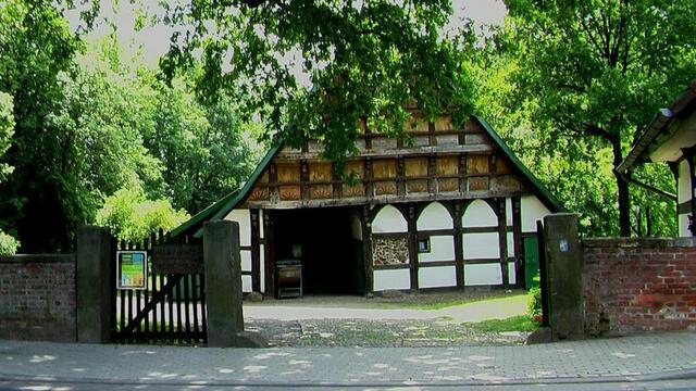 Der Museumshof Wöhler-Dusche ist ein ländliches Baudenkmal des ausgehenden 16. Jahrhunderts Das Hofensemble mit Haupthaus, ehemaliger Unterfahrscheune, Bauerngarten, Weide und Backhaus im Eichhof blieb an seinem Standort erhalten. Auf der Diele finden jed