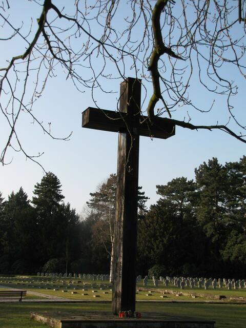 In vielen Ländern gibt es solche und ähnliche Kriegsgräberstätten.
