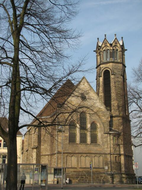 Die Kirche der Reformierten am Waterlooplatz war fast vollständig zerstört. Beim Wiederaufbau wurde als Mahnmal auf die Turmspitze verzichtet.